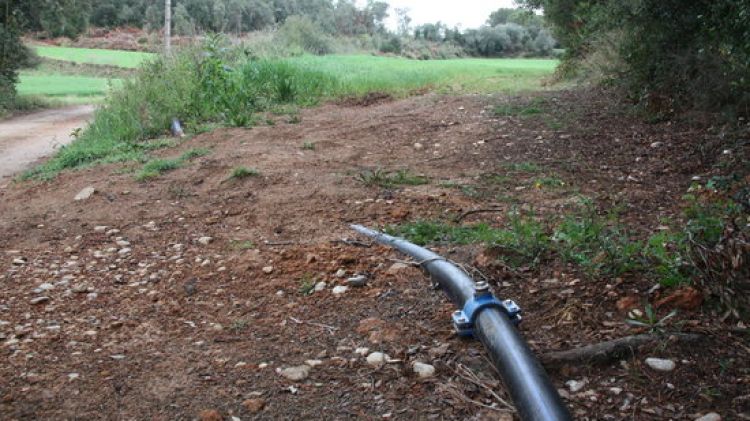 Un dels punts de la xarxa d'aigua provisional de Vilademuls que fou reparada © ACN