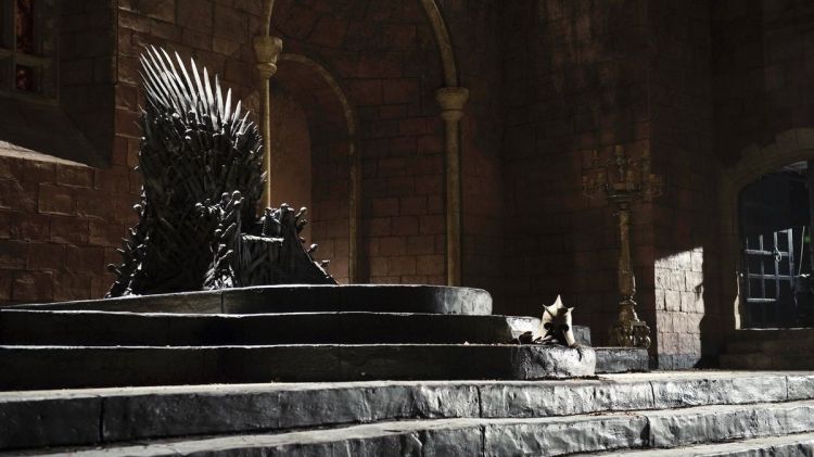 Posaran una rèplica del tron al Teatre Municipal © HBO