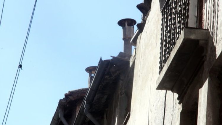 Part de la teulada esfondrada de l'edifici del barri vell d'Olot © ACN