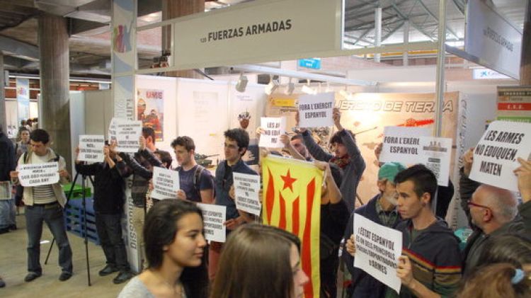 Protesta davant l'estand que l'exèrcit de terra té a la Fira Expojove © ACN