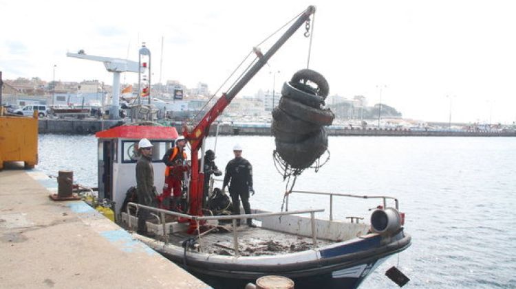 Un grup de pneumàtics que s'han avui del fons marí del port de Palamós © ACN