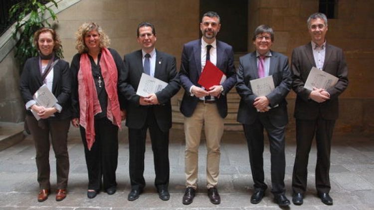 Santi Vila, flanquejat a la seva dreta per Albert Bou i l'alcalde del municipi, Jordi Cordón © ACN