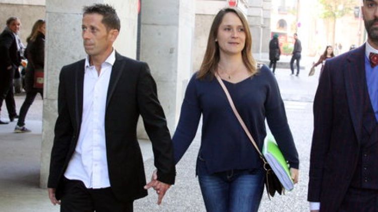 La denunciant, Minerva Amador, arribant als Jutjats de Girona amb el seu marit © ACN
