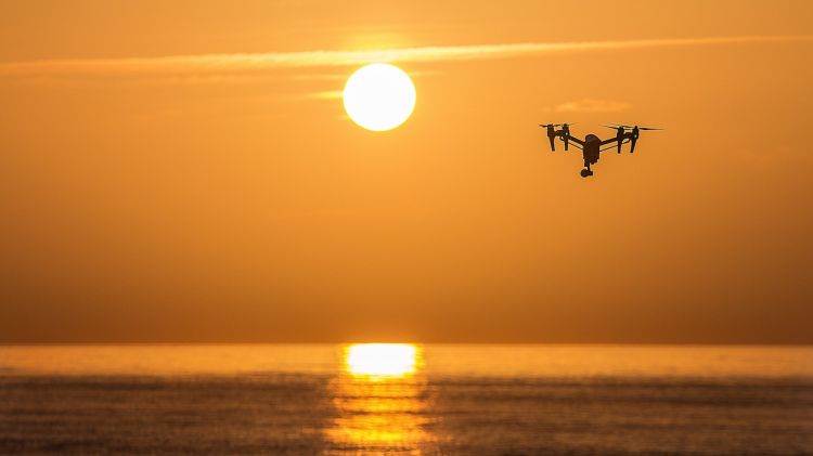 Un dron sobrevolant el mar © Shaun Galang