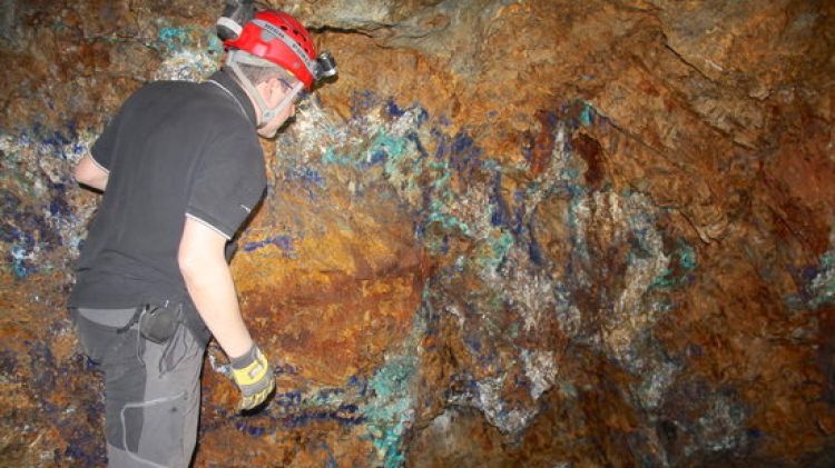 Joan Rosell, membre del Grup Mineralògic Català (GMC) a la mina de les Ferreres © ACN