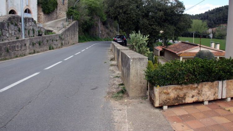 El ciclista ha impactat amb el cap contra aquesta jardinera © ACN