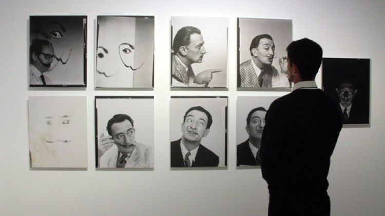 Un visitant del Teatre-Museu Dalí contempla l'exposició 'Variants de Dalí's mustache' © ACN