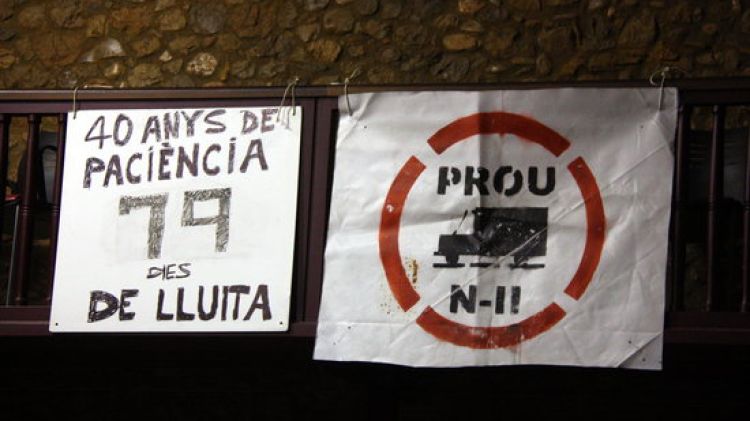 Alguns dels cartells que els veïns de Bàscara van utilitzar l'any 2013 © ACN