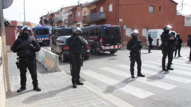 Presència policial als accessos del barri de Sant Joan de Figueres (arxiu) © ACN