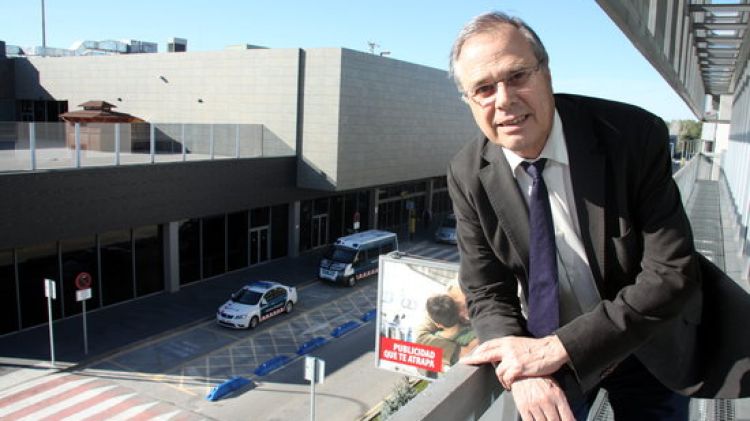 El director de l'Aeroport de Girona, Lluís Sala, amb la terminal de fons © ACN