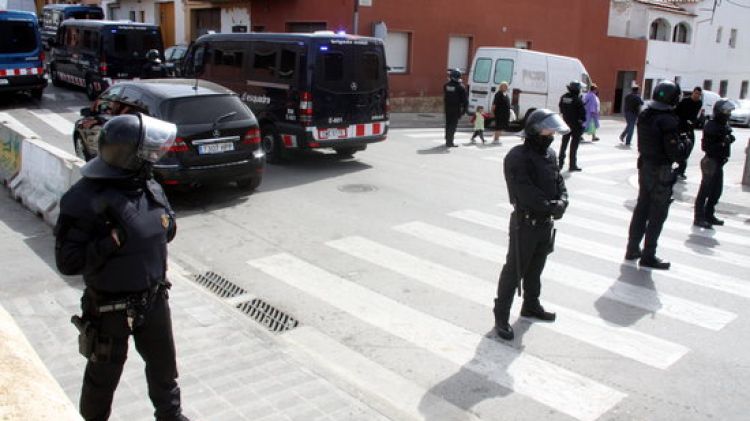Desplegament policial d'ahir al barri de Sant Joan de Figueres, amb dotacions de BRIMO i ARRO © ACN