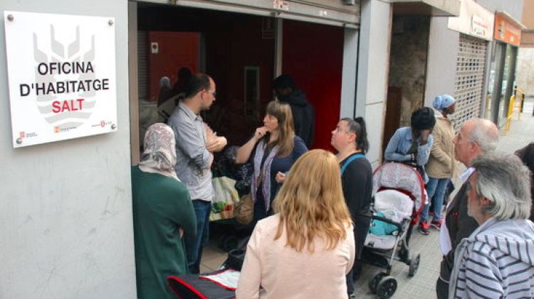 Famílies afectades a les portes de l'Oficina d'Habitatge de Salt, aquest matí © ACN