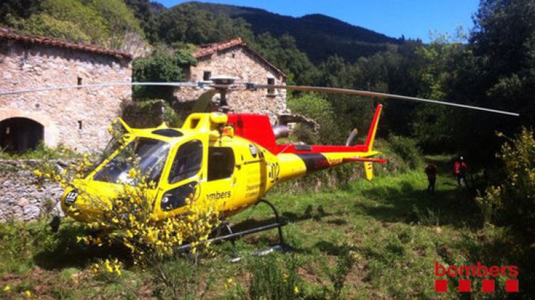 Els Bombers de la Generalitat treballant amb l'helicòpter en el rescat del ciclista