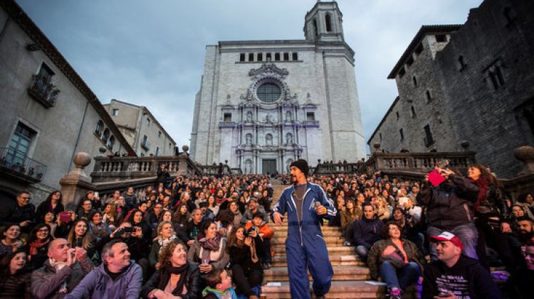 Macaco baixant les escales en el darrer concert de l'Strenes © Eddy Kelele