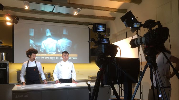 Un moment del rodatge dels continguts del MOOC dedicat a la cuina al buit © UdG/Celler Can Roca