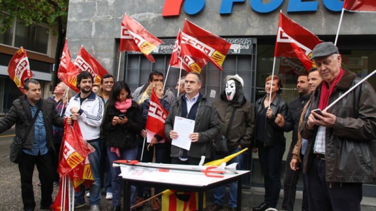 La concentració que CCOO de Girona ha fet davant de la seu de la patronal FOEG © ACN