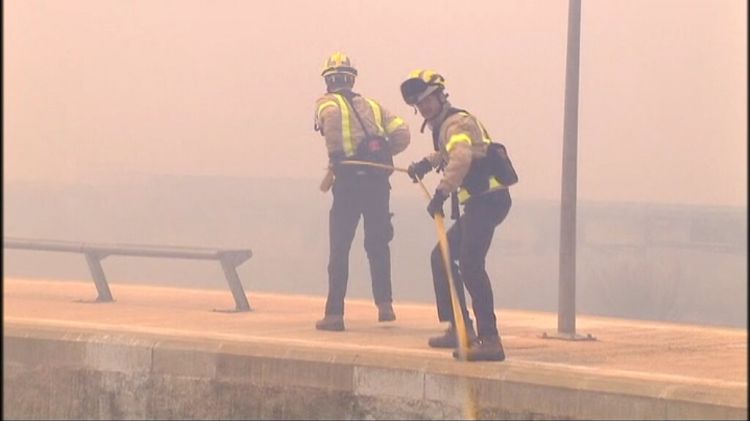 Els bombers treballant a l'incendi © TV3