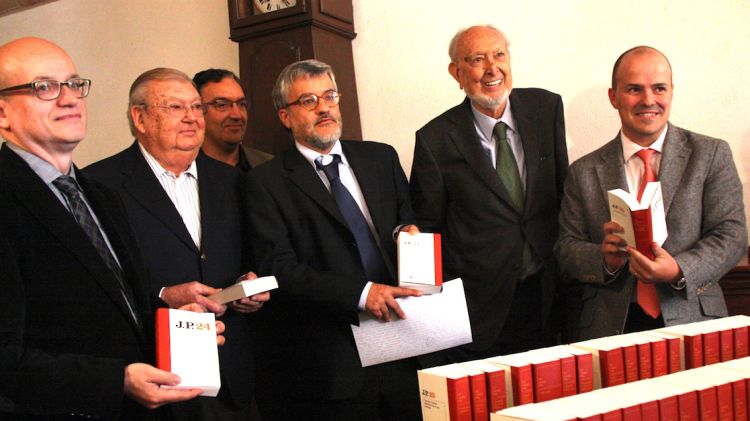 Els representants editorials i els impulsors de la Càtedra Josep Pla, davant els exemplars de la nova Obra Completa