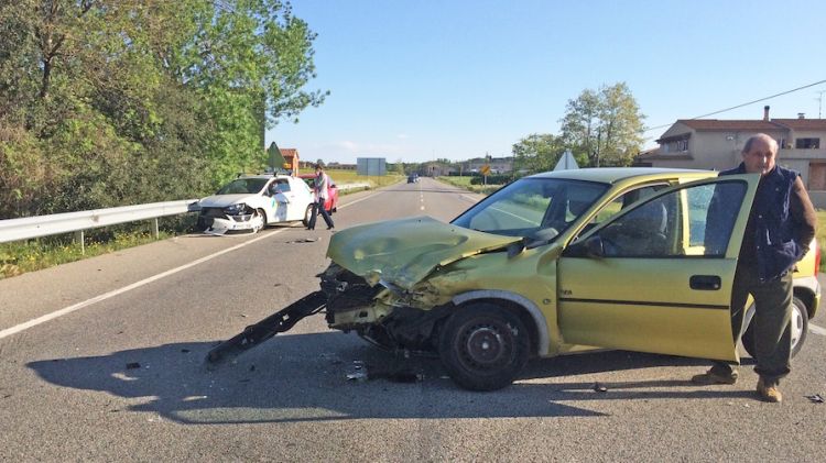 El vehicle que ha intentat el canvi de sentit en primer pla i el segon turisme implicat al fons © M. Estarriola