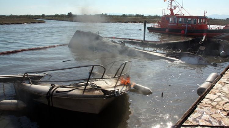 Les embarcacions cremades i semienfonsades © ACN