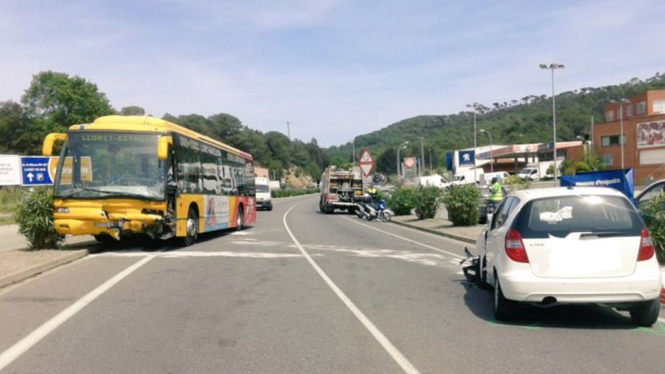 L'autobús i el vehicle implicats en l'accident a Blanes © Ramon Delgado