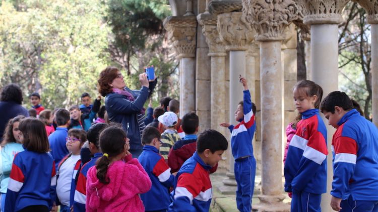 Un grup d'alumnes visitant el claustre