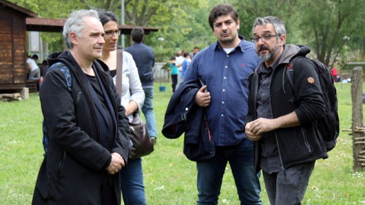 Ferran Adrià visitant el Parc Neolític de la Draga de Banyoles © aCN