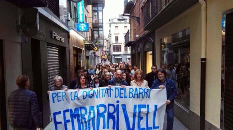 Els veïns del barri Vell d'Olot manifestant-se pel casc antic © ACN