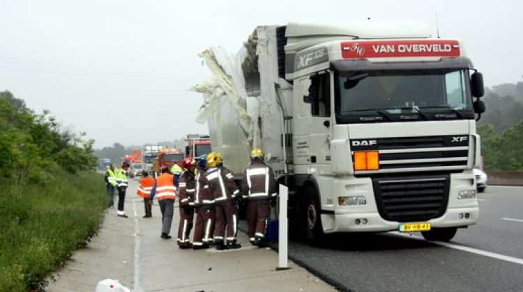 Els Bombers inspeccionen la càrrega del camió que porta garrafes amb líquid inflamable © ACN