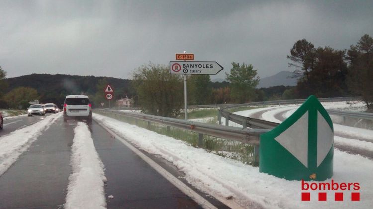 S'ha acumulat pràcticament un pam de calamarsa a la carretera