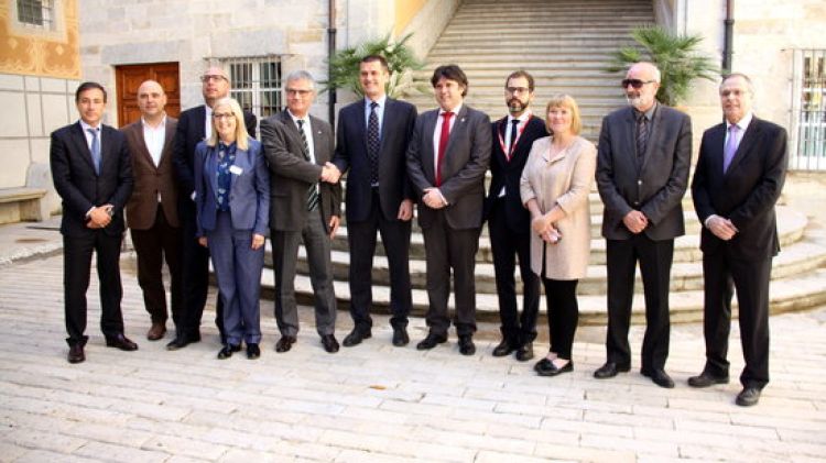 Fotografia de grup de les administracions i els responsables de Jet2 © ACN