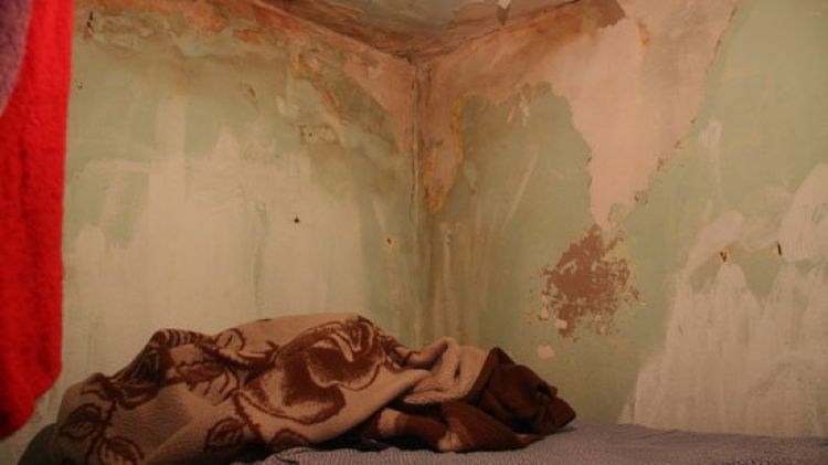 Una de les habitacions amb humitats on dorm la família © ACN