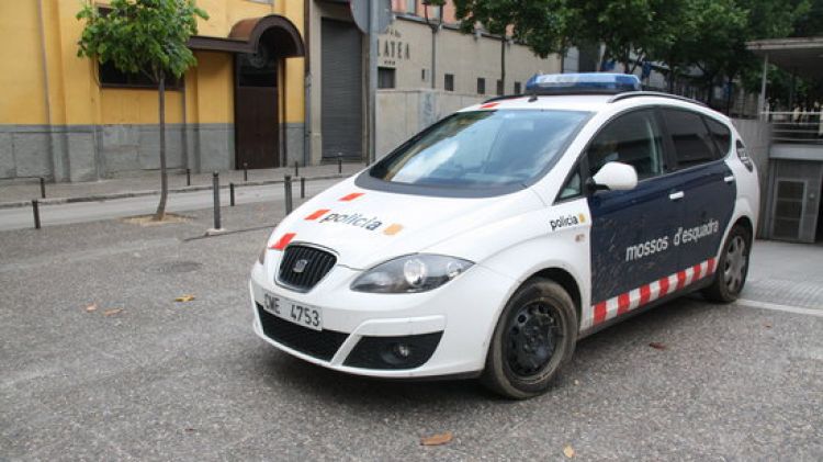 Un vehicle de mossos sortint dels jutjats de Girona després que el taxista hagués finalitzat la seva declaració © ACN