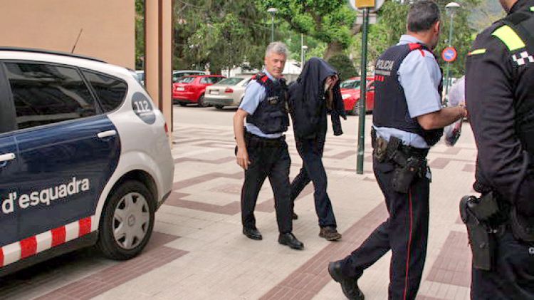 El detingut arribant amb les manilles posades al jutjat de Santa Coloma de Farners © ACN