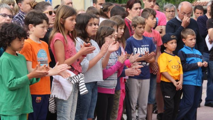 A l'acte hi havia molts nens que també han volgut sumar-se al record de la seva amiga © ACN