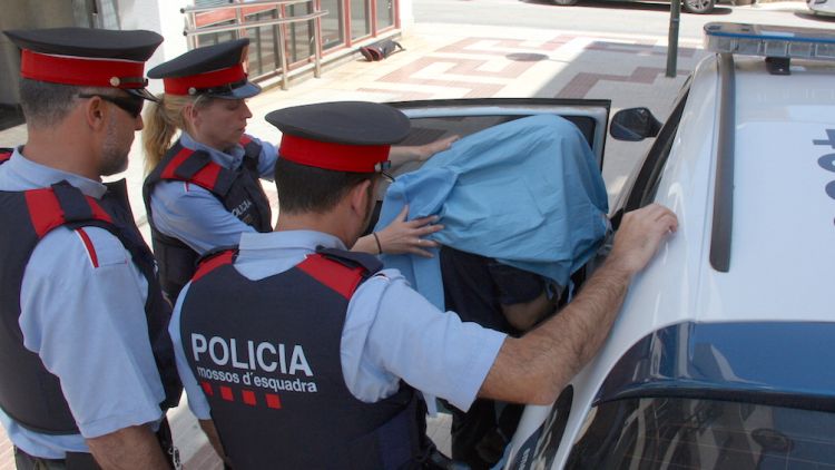 Els Mossos d'Esquadra entren el conductor detingut al cotxe policial que el conduirà a la presó © ACN