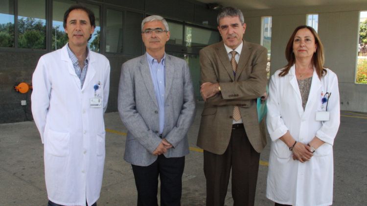 Responsables de l'Hospital de Figueres, el Col·legi de Metges i l'ICS a la porta exterior d'Urgències © ACN