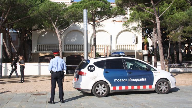 Diversos agents dels Mossos d'Esquadra al davant del xalet de l'empresari © ACN