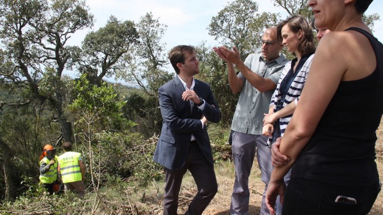 La consellera d'Agricultura, Meritxell Serret, durant la visita al massís de l'Ardenya-Cadiretes © ACN