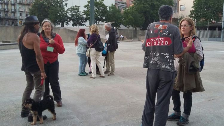 Voluntàries converses amb persones sense llar a la plaça Constitució de Girona durant el recompte (arxiu) © ACN