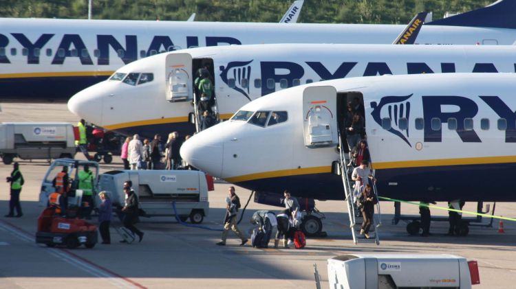 Passatgers baixant d'avions de Ryanair a l'Aeroport de Girona aquest matí © ACN