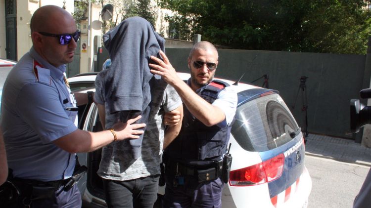 Un dels detinguts per l'assassinat de Jordi Comas arribant als jutjats © ACN