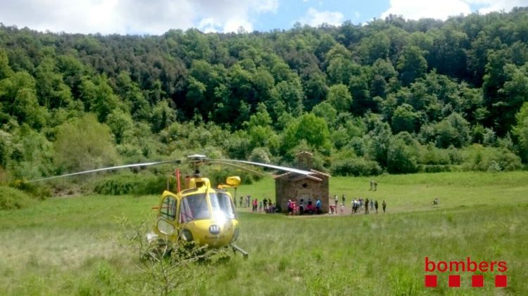 L'helicòpter dels Bombers ha aterrat al cràter del volcà de Santa Margarida