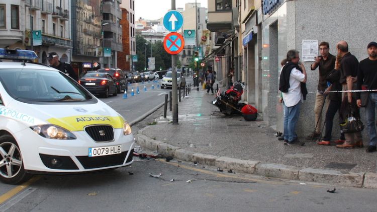 Retirada de la motocicleta accidentada © ACN