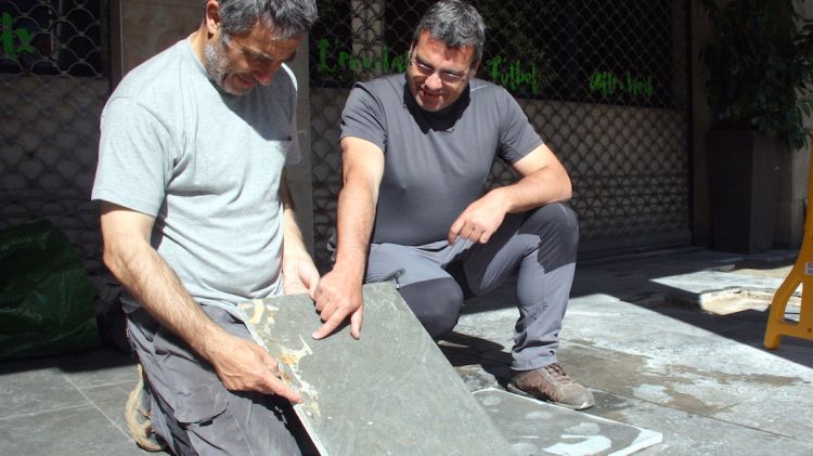 Els geòlegs Roger Mata i Jordi Ferrer, aquest matí amb el fòssil del sirènid © ACN