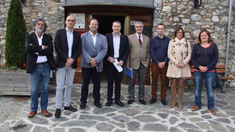 Els representants dels set municipis del Ripollès que participen al projecte transfronterer Patrimc@t © ACN