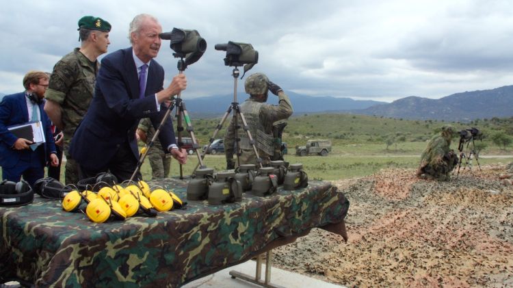 El ministre de Defensa en funcions, Pedro Morenés, al camp de tir de la base militar © ACN