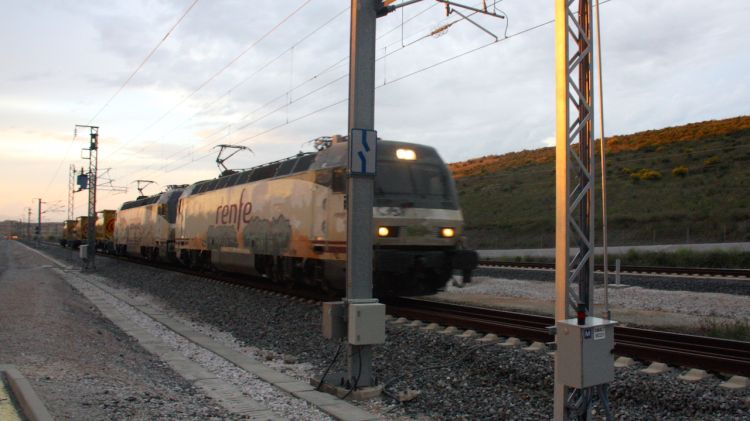 U tren de mercaderies entrant ahir dins el túnel del Pertús © ACN