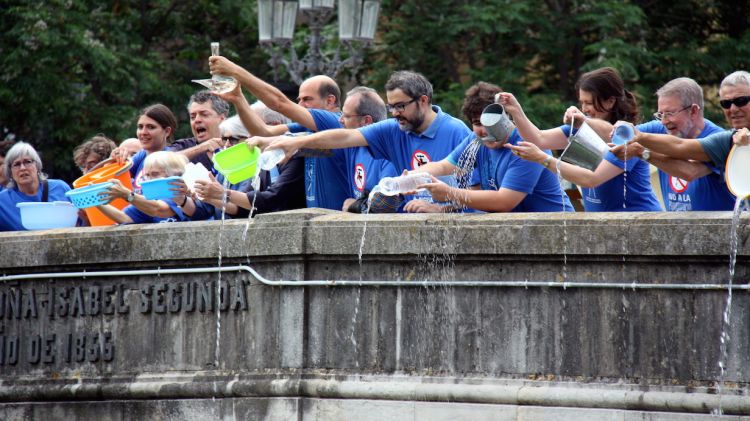 Els activistes llançant aigua al riu Ter © ACN