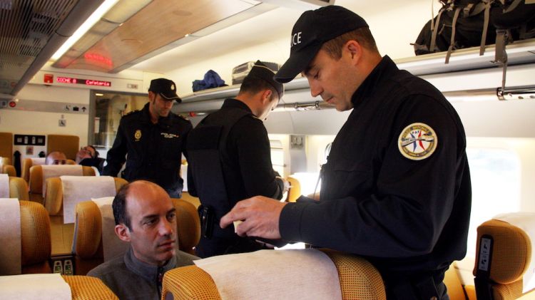 Agents del Cos Nacional de Policia i de la Police Aux Frontieres francesa demanen la identificació als viatgers del TAV © ACN